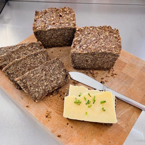 Vollkornbrot ohne Mehl und Hefe - ganz einfach selber backen. Mit wenigen Zutaten ein sehr leckeres Brot gebacken